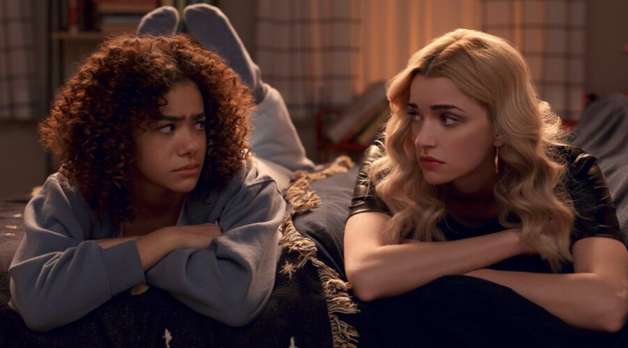 Da sinistra a destra: Antonia Gentry nel ruolo di Ginny, Brianne Howey nel ruolo di Georgia nell'episodio 209 di Ginny & Georgia. Credits: per gentile concessione di Netflix © 2022.