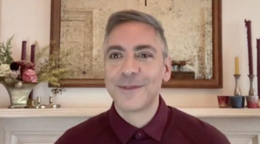 Al centro: lo showrunner Joshua Safran nell'intervista per la stagione 2 del reboot di “Gossip Girl”. Credits: Cattura schermo/Tvserial.it.