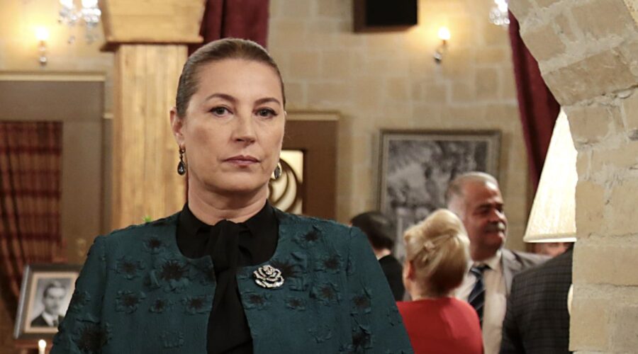 Vahide Perçin (Hünkar) in una scena di