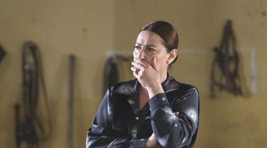 Vahide Perçin (Hünkar) in una scena di