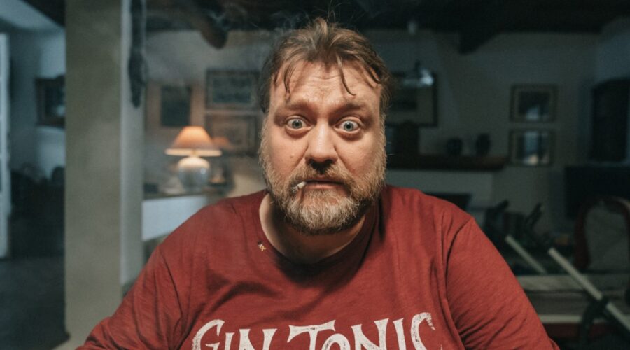 Stefano Fresi ne “I Delitti del BarLume 10”. Credits: Paolo Ciriello/Sky.