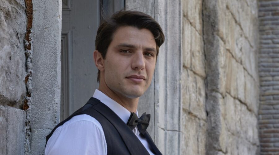 Pietro Masotti (Marcello Barbieri) in un posato per ”Il Paradiso delle Signore 7“. Credits: Rai.