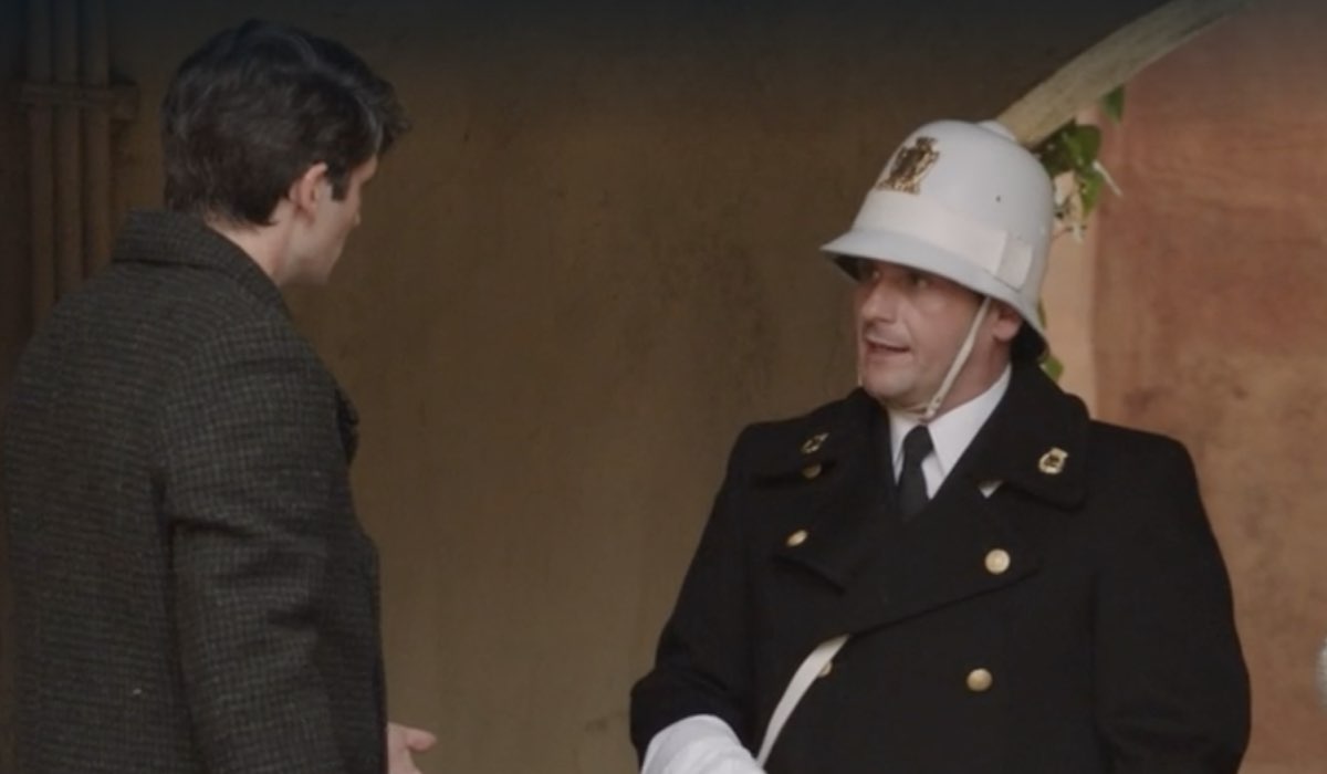 Da sinistra: Filippo Scarafia (Roberto Landi) e un vigile in una scena nella puntata 67 de 