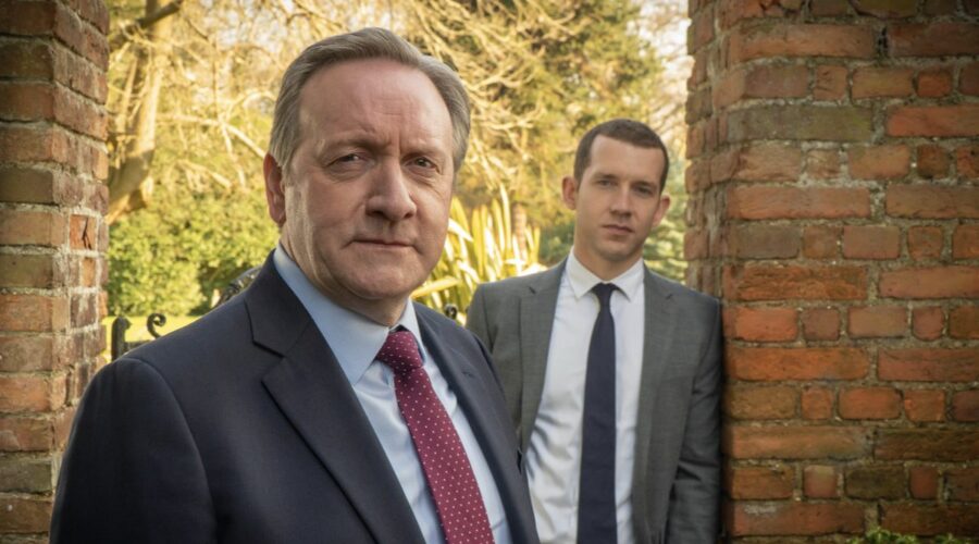 “L'ispettore Barnaby” stagione 23. Da sinistra: Neil Dudgeon nel ruolo dell'ispettore capo John Barnaby e Nick Hendrix nel ruolo del sergente Jamie Winter. Credits: Giallo.
