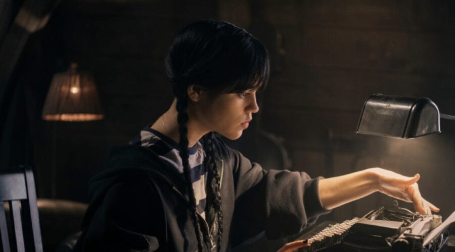 Jenna Ortega (Mercoledì) Con La Macchina Da Scrivere Nella Serie Credits Netflix