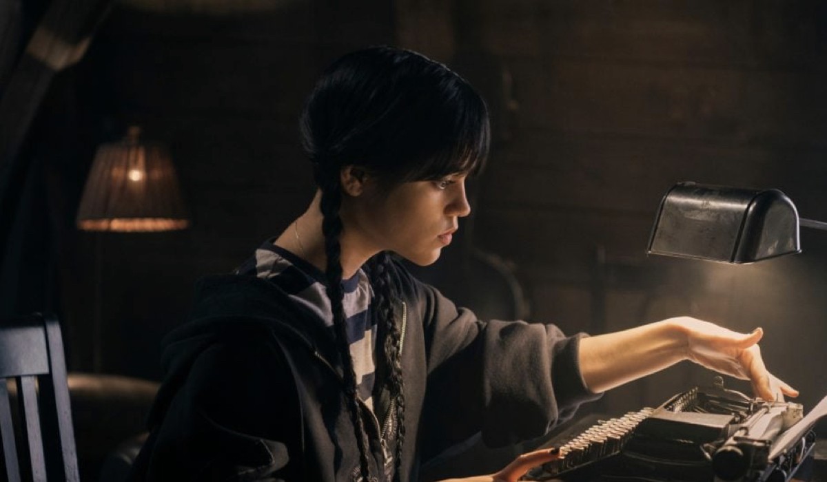 Mercoledì, ecco qual è il tipo di macchina da scrivere usato da Mano nella serie tv Netflix Mercoledì, ecco qual è il tipo di macchina da scrivere usato da Mano nella serie tv Netflix