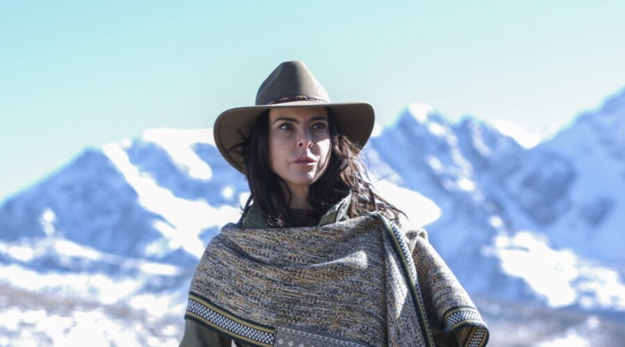 Al centro: Kate Del Castillo in una scena de “La Reina del Sur” stagione 3. Credits: Courtesy of Netflix.