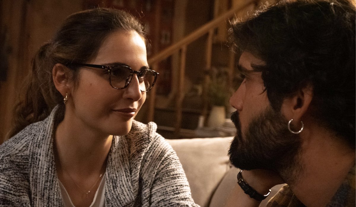 Da sinistra: Laura Ledesma (Julia) e Oliver Ruano (Tirso Noguera) in una scena di “Un altro domani”. Credits: Mediaset