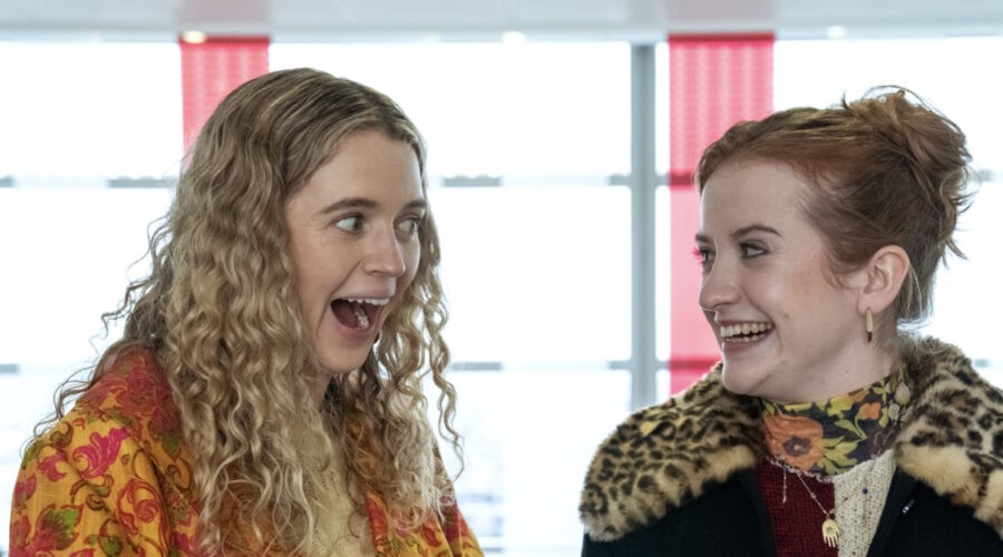 Máiréad Tyers (Jen), Sofia Oxenham (Carrie) In Extraordinary Credits Disney Plus