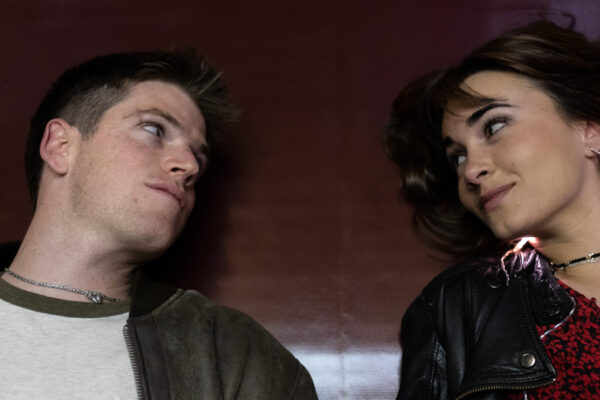 Sa sinistra: Miguel Bernardeau e Aitana Ocana in una scena di 