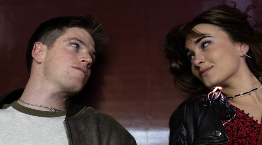 Sa sinistra: Miguel Bernardeau e Aitana Ocana in una scena di 