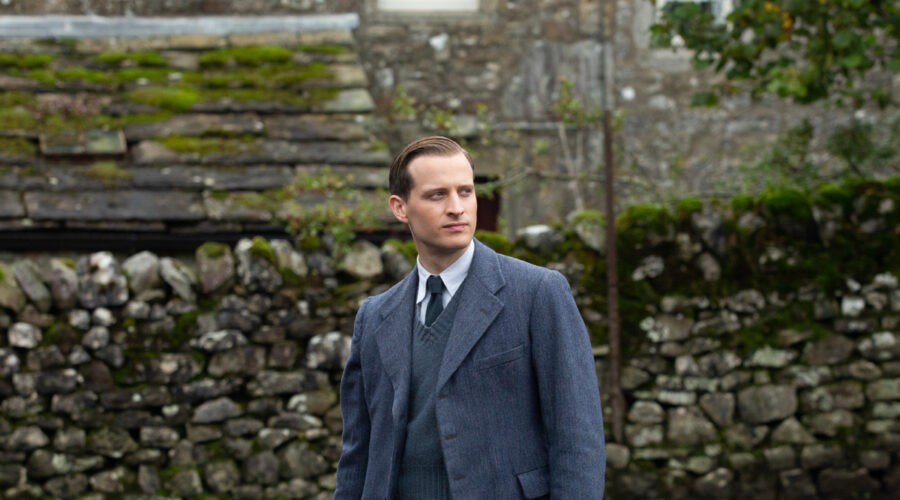 Nicholas Ralph in una scena della serie