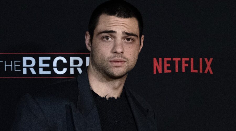 WASHINGTON, DC- 13 DICEMBRE: L'attore/produttore esecutivo Noah Centineo posa per una foto durante la proiezione speciale della serie Netflix 