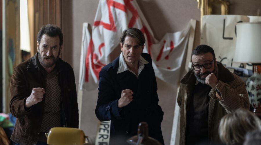 Da sinistra: Marco Giallini, Giampaolo Morelli e Massimiliano Bruno in “Non ci resta che il crimine - La serie”. Credits: Chiara Calabrò/Sky.