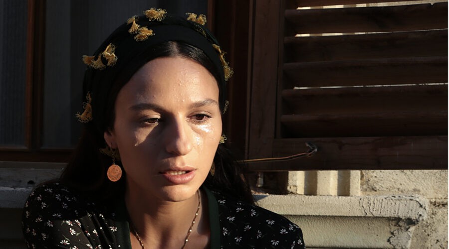 Selin Yeninci (Saniye) in una scena di