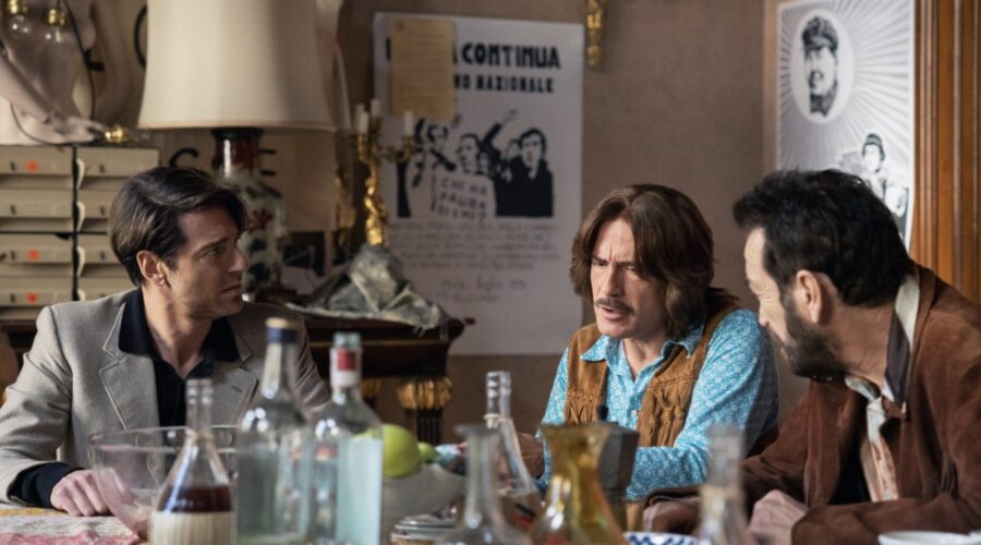 Da sinistra: Giampaolo Morelli, Gian Marco Tognazzi e Marco Giallini in “Non ci resta che il crimine - La serie”. Credits: Chiara Calabrò/Sky.