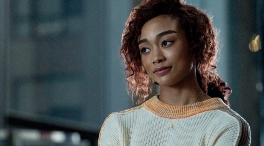 Tati Gabrielle (Hannah Kim) in una scena dell’episodio “Bianco” di “Caleidoscopio”. Credits: Clifton Prescod/Netflix © 2022