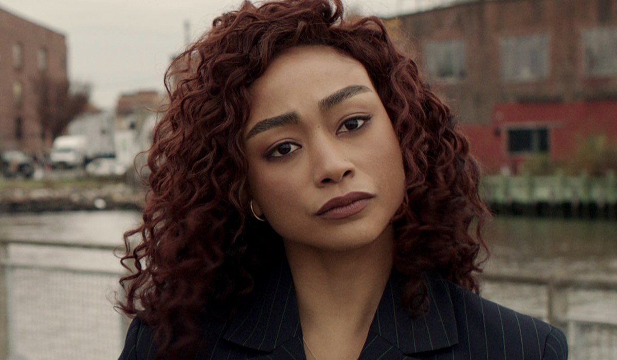 Tati Gabrielle (Hannah Kim) in una scena dell’episodio “Giallo” di Caleidoscopio. Credits: Courtesy of Netflix © 2022