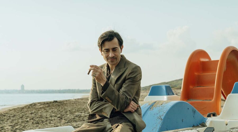 Luigi Lo Cascio in una scena di “The Bad Guy”. Credits: Prime Video & Amazon Studios. Foto di Paolo Ciriello.