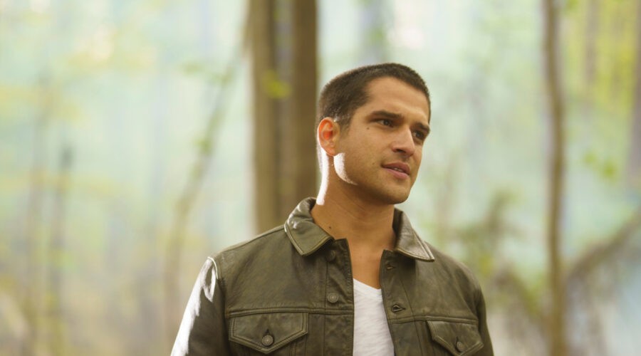 Tyler Posey (Scott) in una scena 