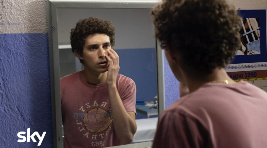 Filippo Scotti in una scena di “Un'estate fa”, la serie tv dal 6 ottobre su Sky. Credits: F.Di Benedetto/Sky.