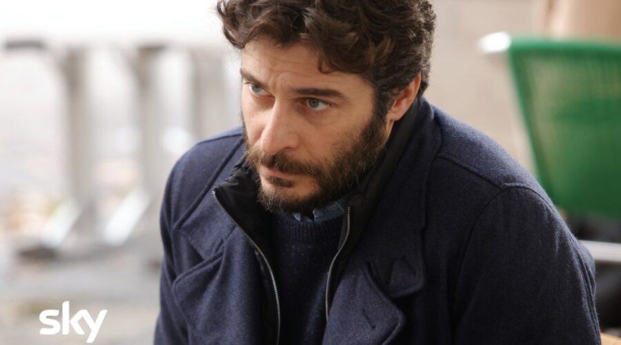 Lino Guanciale in una scena di “Un'estate fa”, la serie tv dal 6 ottobre su Sky. Credits: F.Di Benedetto/Sky.