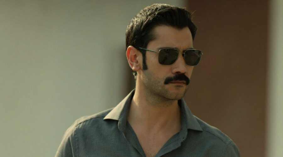 Ugur Günes (Yilmaz)
 in una scena di