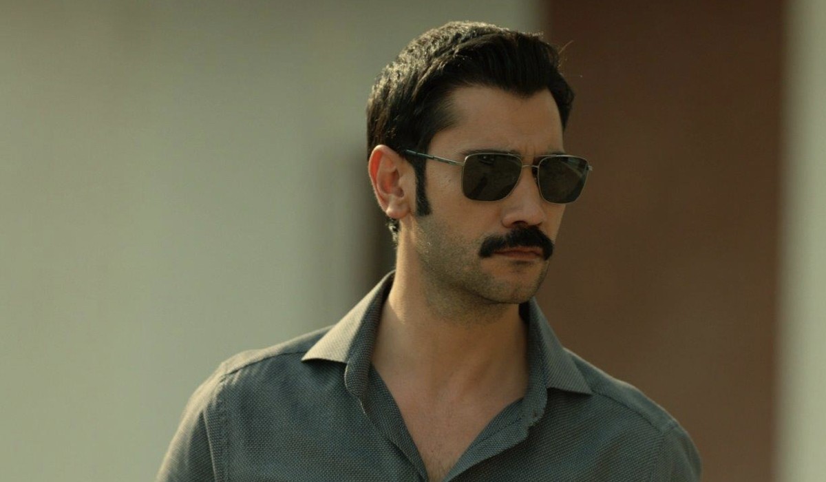Ugur Günes (Yilmaz)
in una scena di