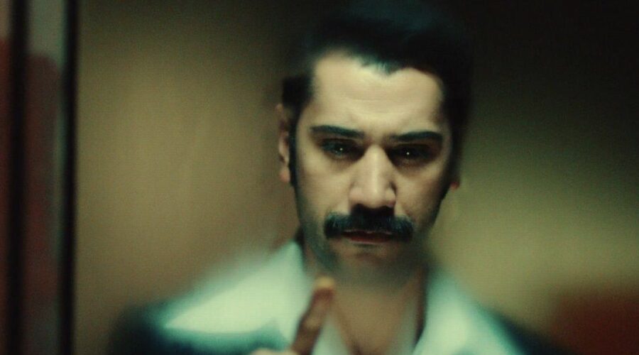 Ugur Günes (Yilmaz)
 in una scena di