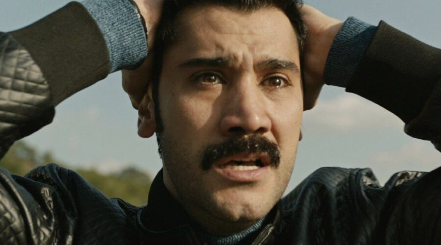 Ugur Günes (Yilmaz)
in una scena di