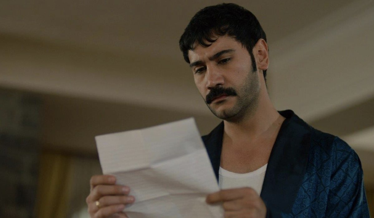 Ugur Günes (Yilmaz)
in una scena di