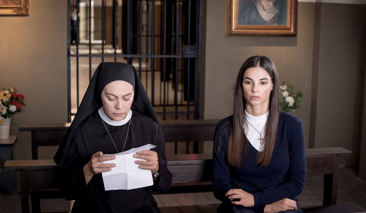 Da sinistra: Elena Sofia Ricci (Suor Angela) e Francesca Chillemi (Azzurra Leonardi) in una scena di 