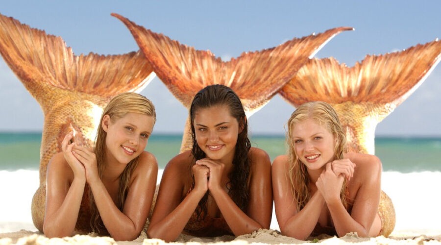 Da sinitra: Claire Holt, Phoebe Tonkin e Cariba Heine in una scena di