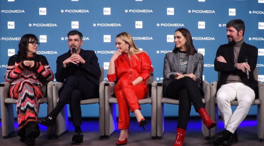 Da sinistra: Cristiana Farina (ideatrice, sceneggiatrice e head writer), Carmine Recano (Massimo Esposito), Carolina Crescentini (Paola Vinci), Lucrezia Guidone (Sofia Durante), Ivan Silvestrini (regista) in un fotogramma dell'intervista rilasciata a noi di Tvserial.it su