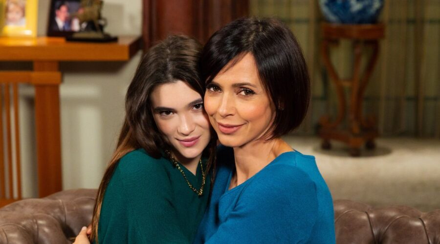 Da sinistra: Alice (Fabiola Balestriere) ed Elena (Valentina Pace) in