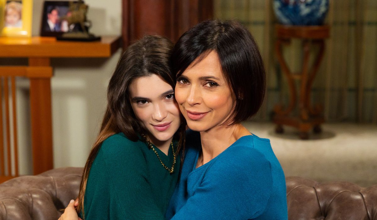 Da sinistra: Alice (Fabiola Balestriere) ed Elena (Valentina Pace) in