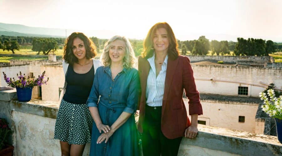 Da sinistra: Giulia Fiume, Lunetta Savino e Luisa Ranieri in una scena de