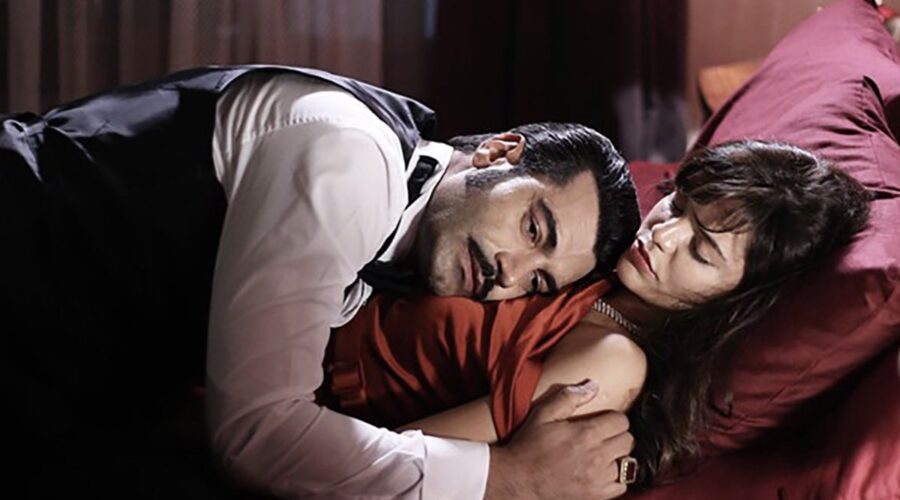 Da sinistra: Murat Ünalmis (Demir) e Hilal Altinbilek (Züleyha) in una scena di 