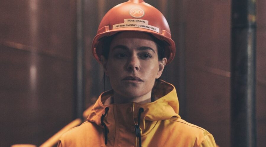 Emily Hampshire in una scena di 