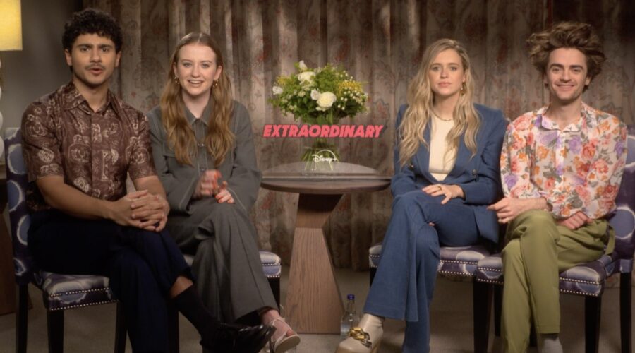 Da sinistra: Máiréad Tyers, Bilal Hasna, Sofia Oxenham e Luke Rollason intervistati per “Extraordinary”. Credits: Disney+.