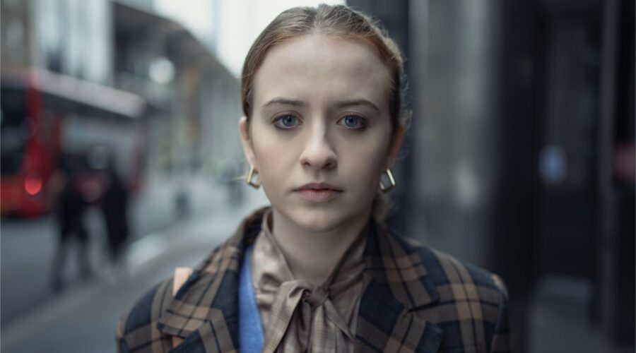 Jen (Máiréad Tyers) in una scena di “Extraordinary”. Credits: Disney+.