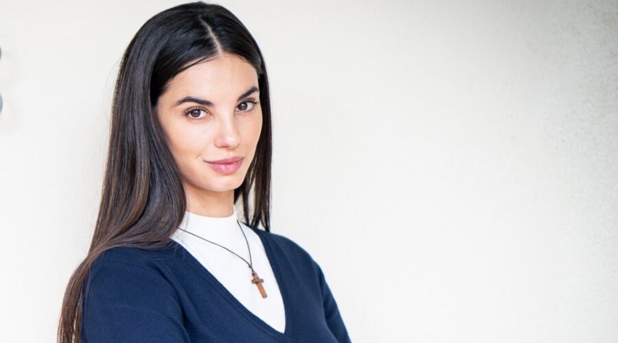 Francesca Chillemi (Azzurra Leonardi) in un posato per