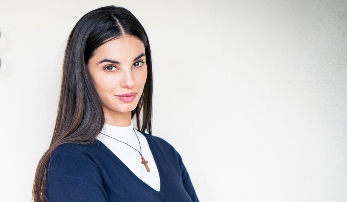 Francesca Chillemi (Azzurra Leonardi) in un posato per