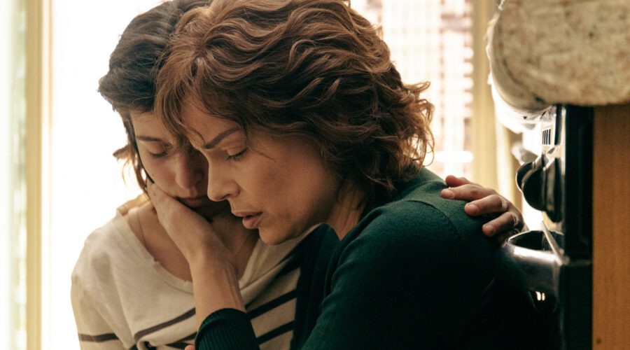 Da sinistra: Gaia Girace e Micaela Ramazzotti in una scena di 