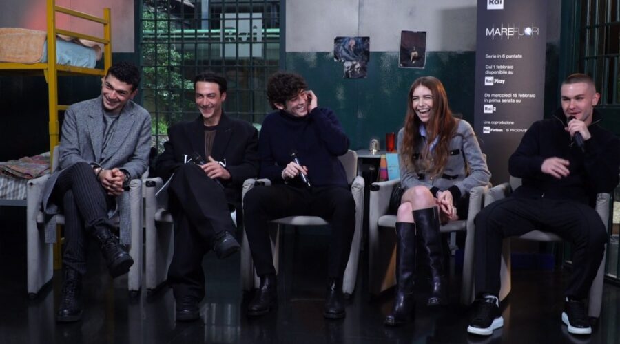 Da sinistra: Giacomo Giorgio (Ciro Ricci), Matteo Paolillo (Edoardo Conte), Nicolas Maupas (Filippo Ferrari), Valentina Romani (Naditza) e Artem (Pino) in un fotogramma dell'intervista rilasciata a noi di Tvserial.it su