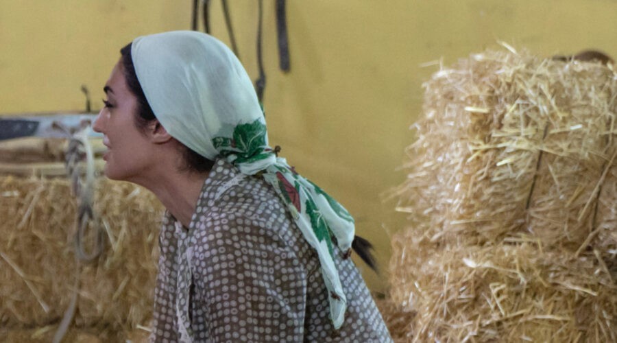 Selin Genç (Gulten) in una scena di “Terra Amara”. Credits: RTI Mediaset.