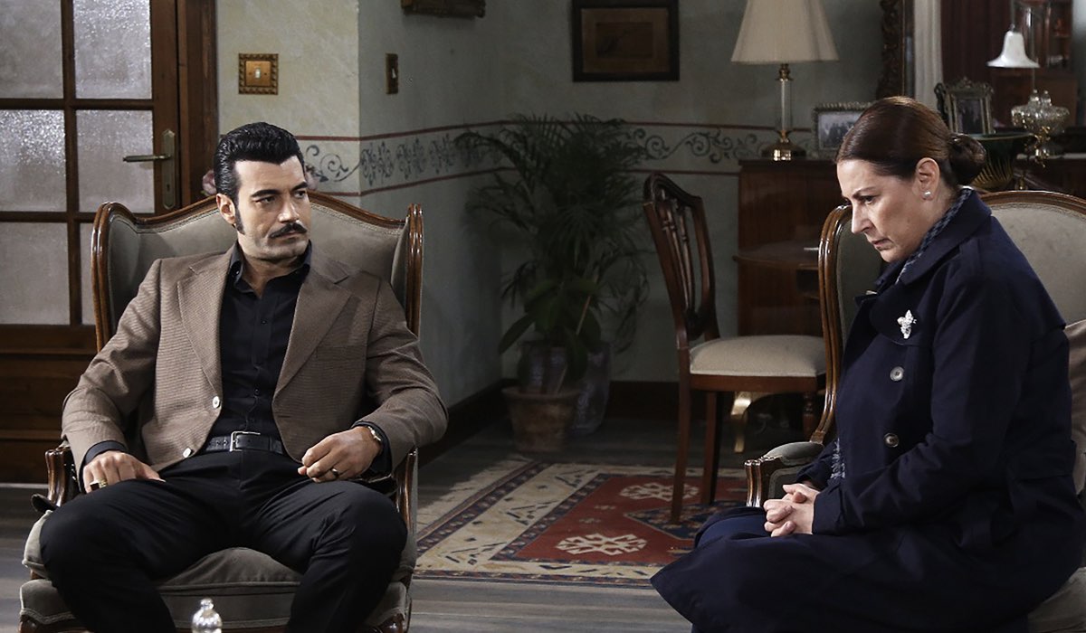 Da sinistra: Murat Ünalmis (Iron) e Vahide Perçin (Hünkar) in una scena di 