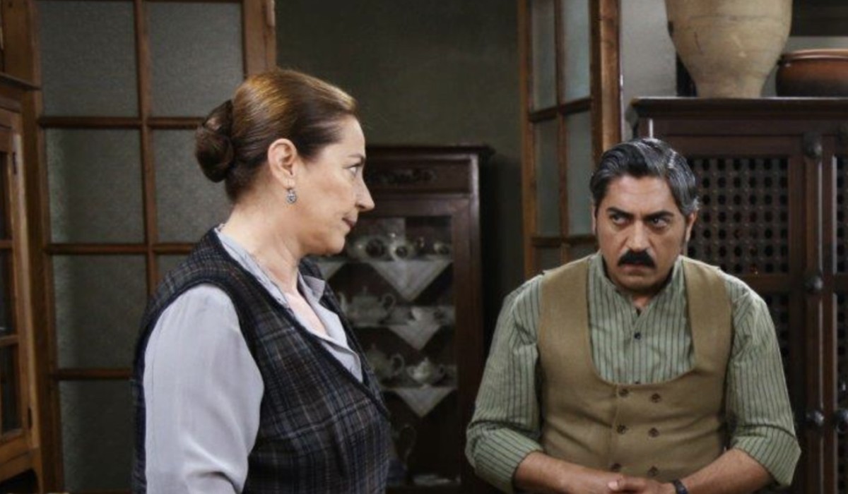 Da sinistra: Vahide Perçin (Hünkar) e Bülent Polat (Gaffur Taskin) in una scena di 