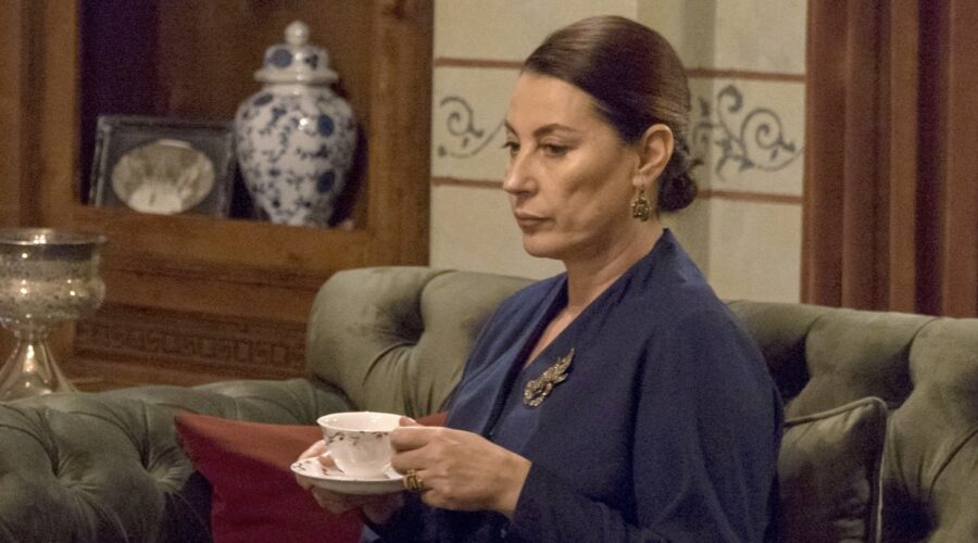 Vahide Perçin (Hünkar) in una scena di 