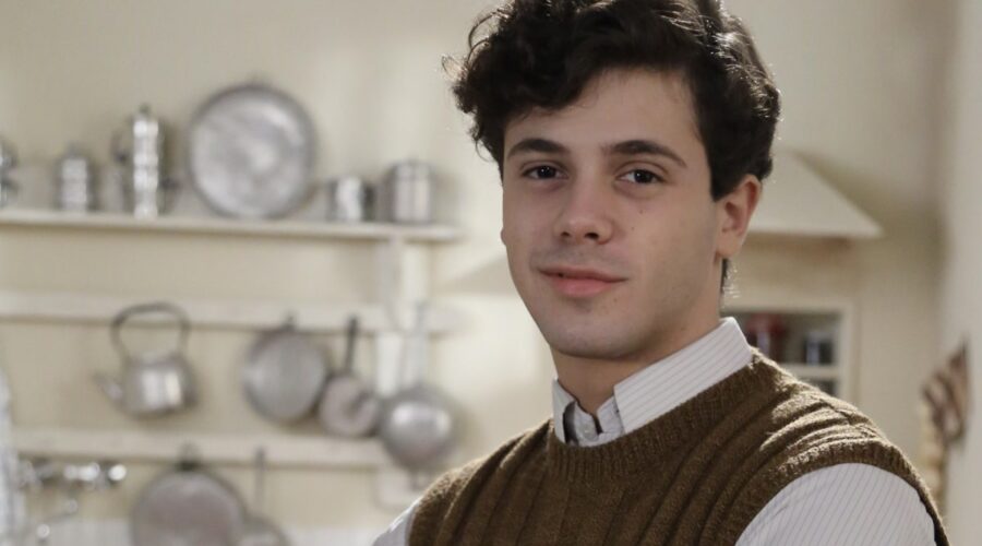 Christian Roberto (Francesco Rizzo) in un posato per 